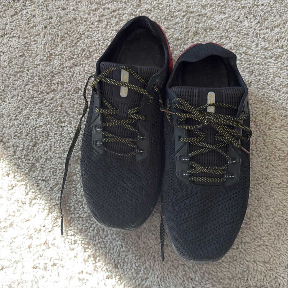 Men’s under armour hovr sonic with Maryland flag. Size 13